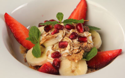 Bananen-Granatapfel-Erdbeersalat mit Haferflocken und Minze