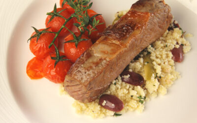 Rosa gebratene Beiried mit Oliven Couscous und Kirschtomaten