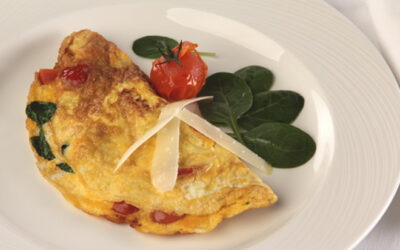 Omelette mit Babyblattspinat, Kirschtomaten und Parmesan