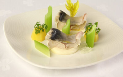 Pochierter Seesaibling mit Sellerie und Kerbelkartoffeln