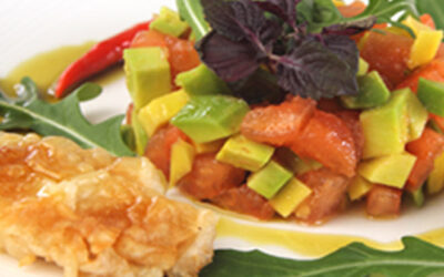 Tomaten-Avocadosalat mit Chili, Rucola, Leinöl und Crispy Chicken